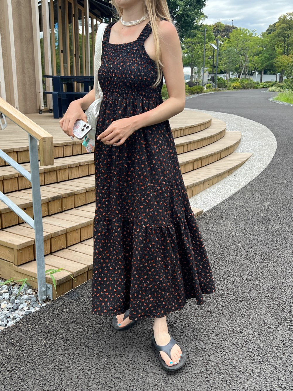 <SL2242658> 小花柄シャーリングロングワンピース