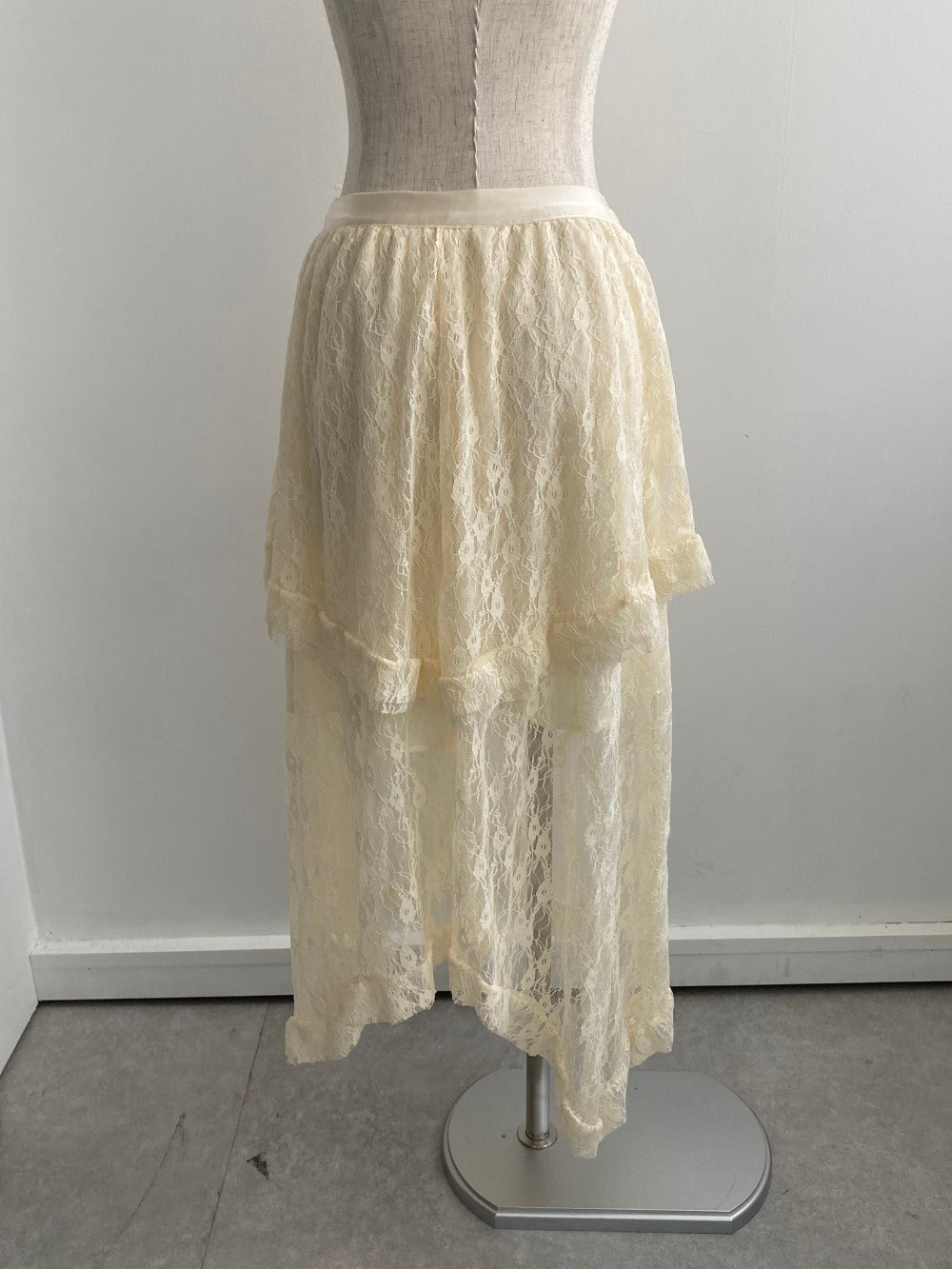 <SL2243611> アシンメトリーレーススカート