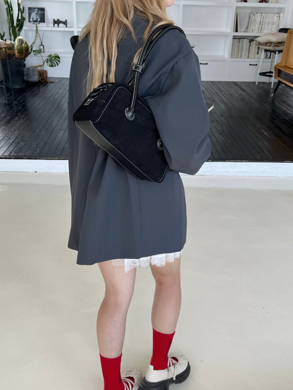 <SL1243604> suede shoulder bag