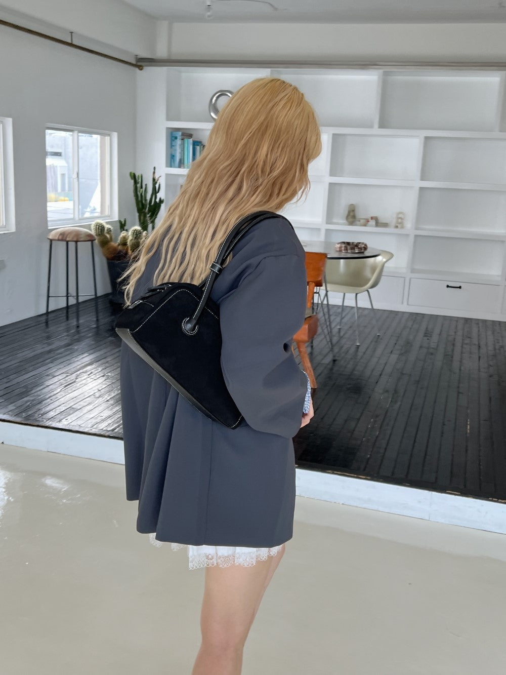 <SL1243604> suede shoulder bag