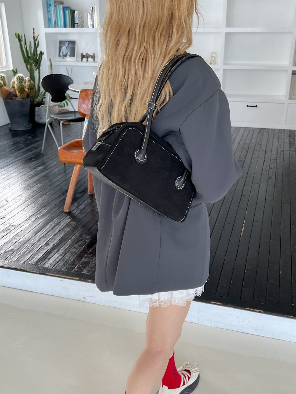 <SL1243604> suede shoulder bag