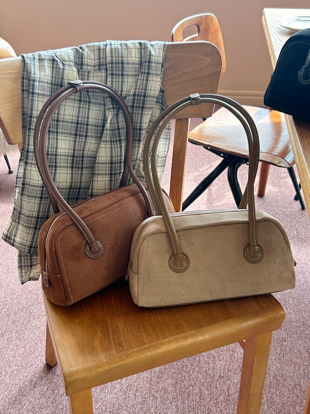 <SL1243604> suede shoulder bag