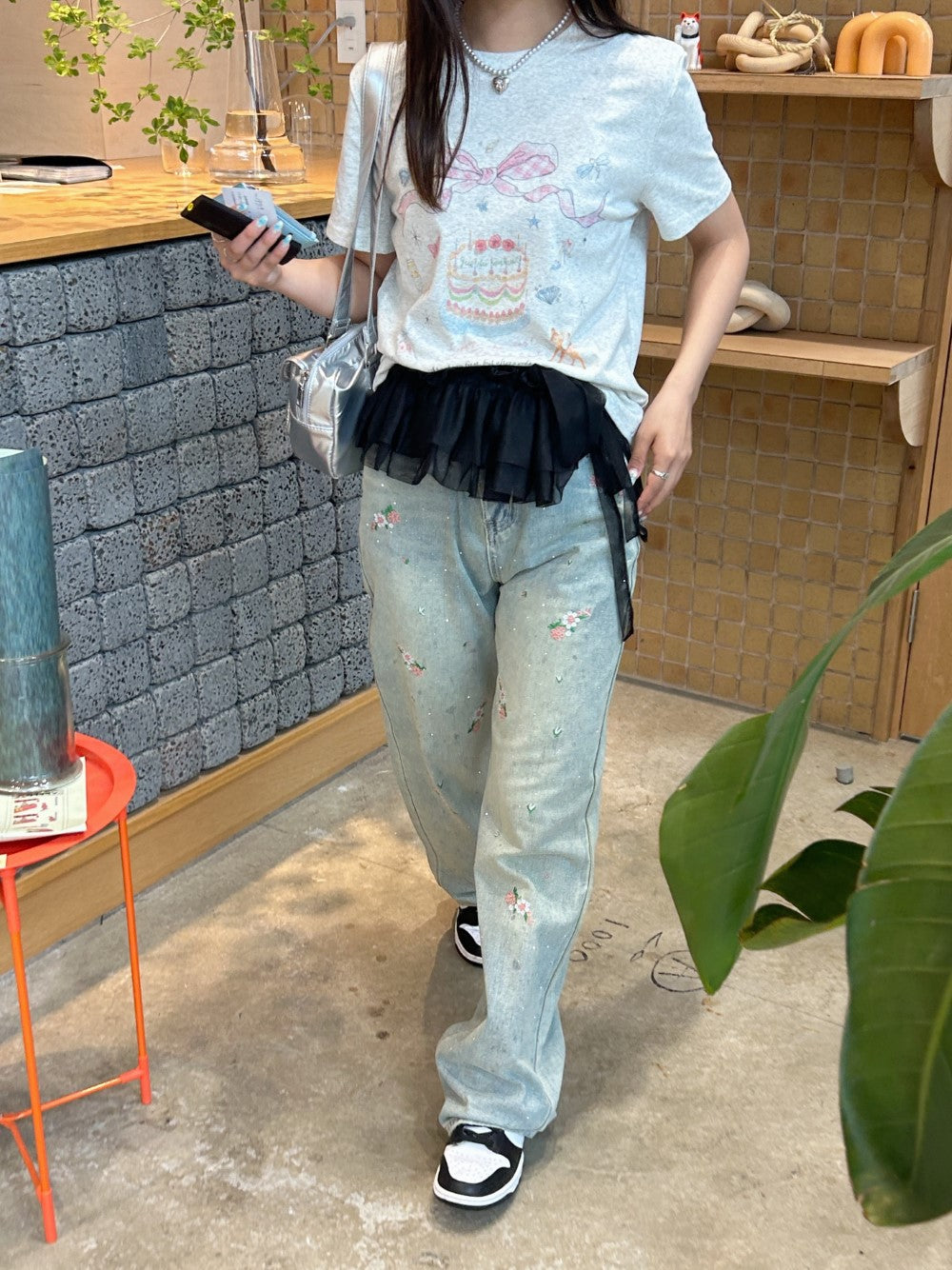 <SL2242621> vintage ribbon cake tee