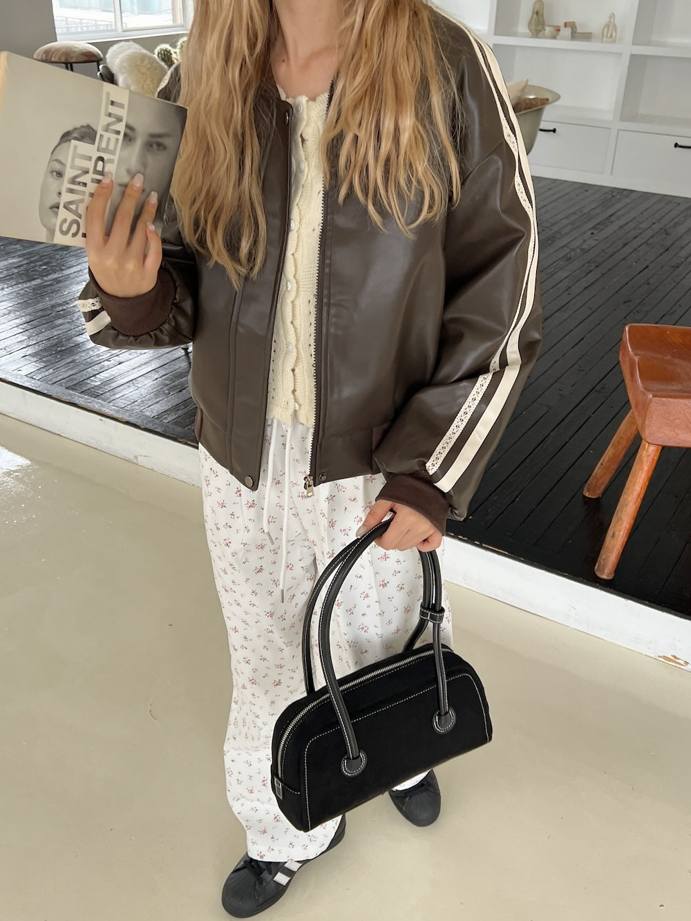 <SL1243604> suede shoulder bag