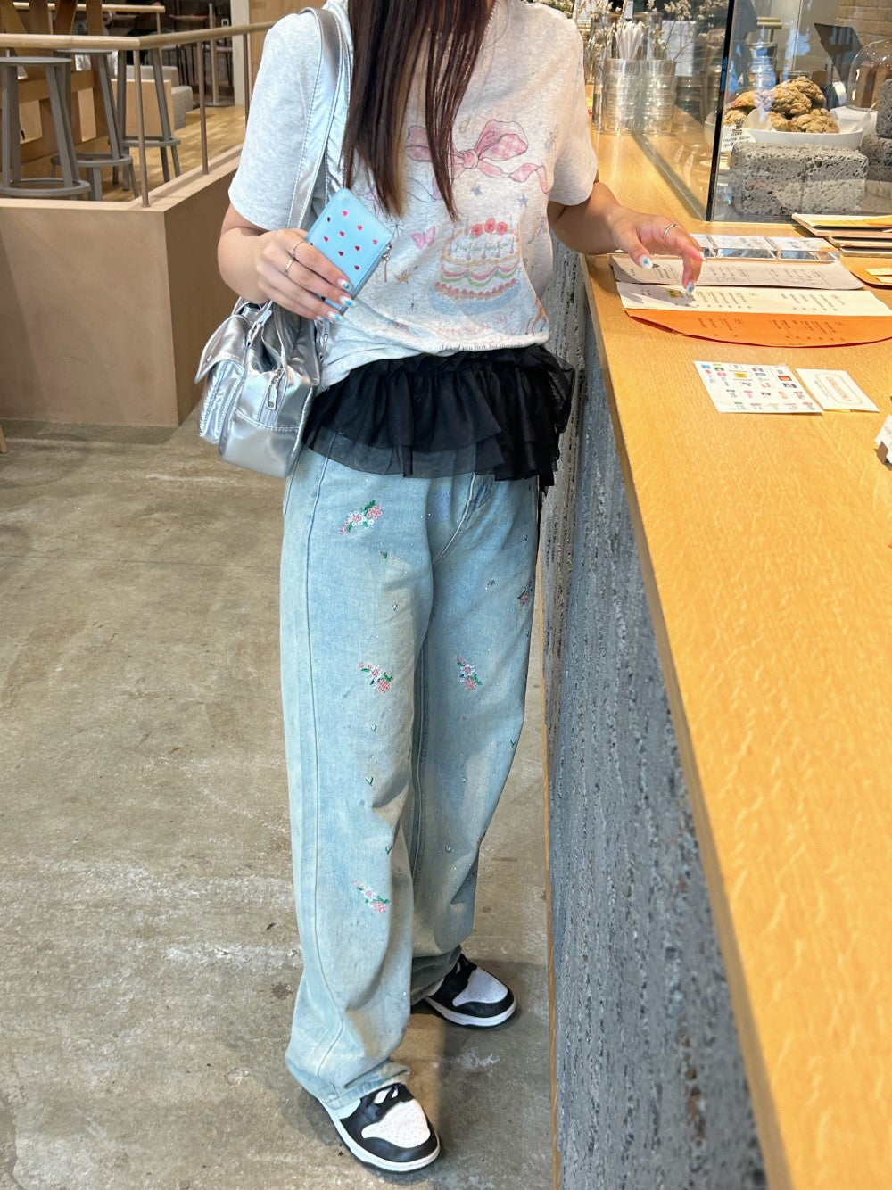 <SL2242621> vintage ribbon cake tee