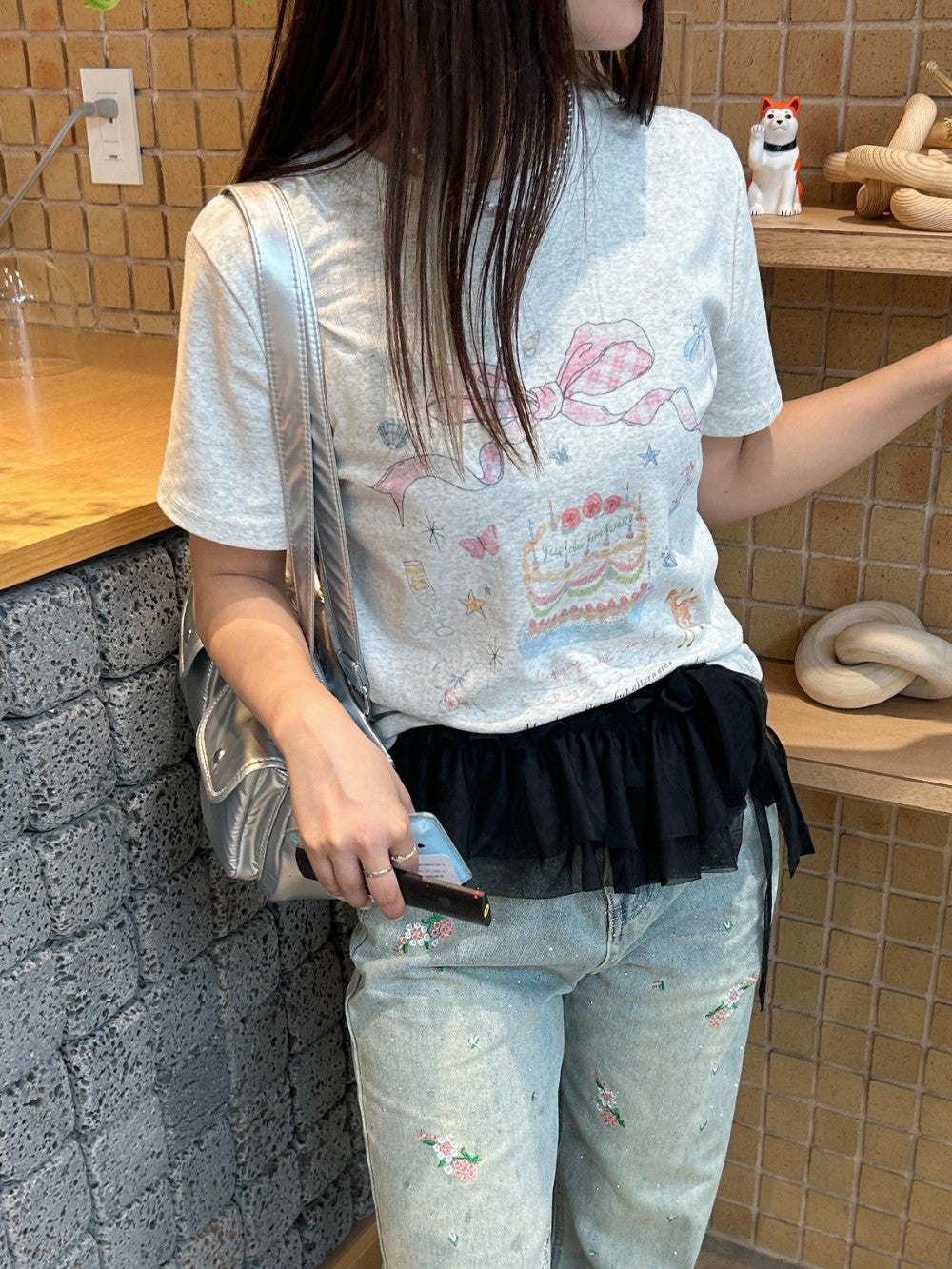 <SL2242621> vintage ribbon cake tee