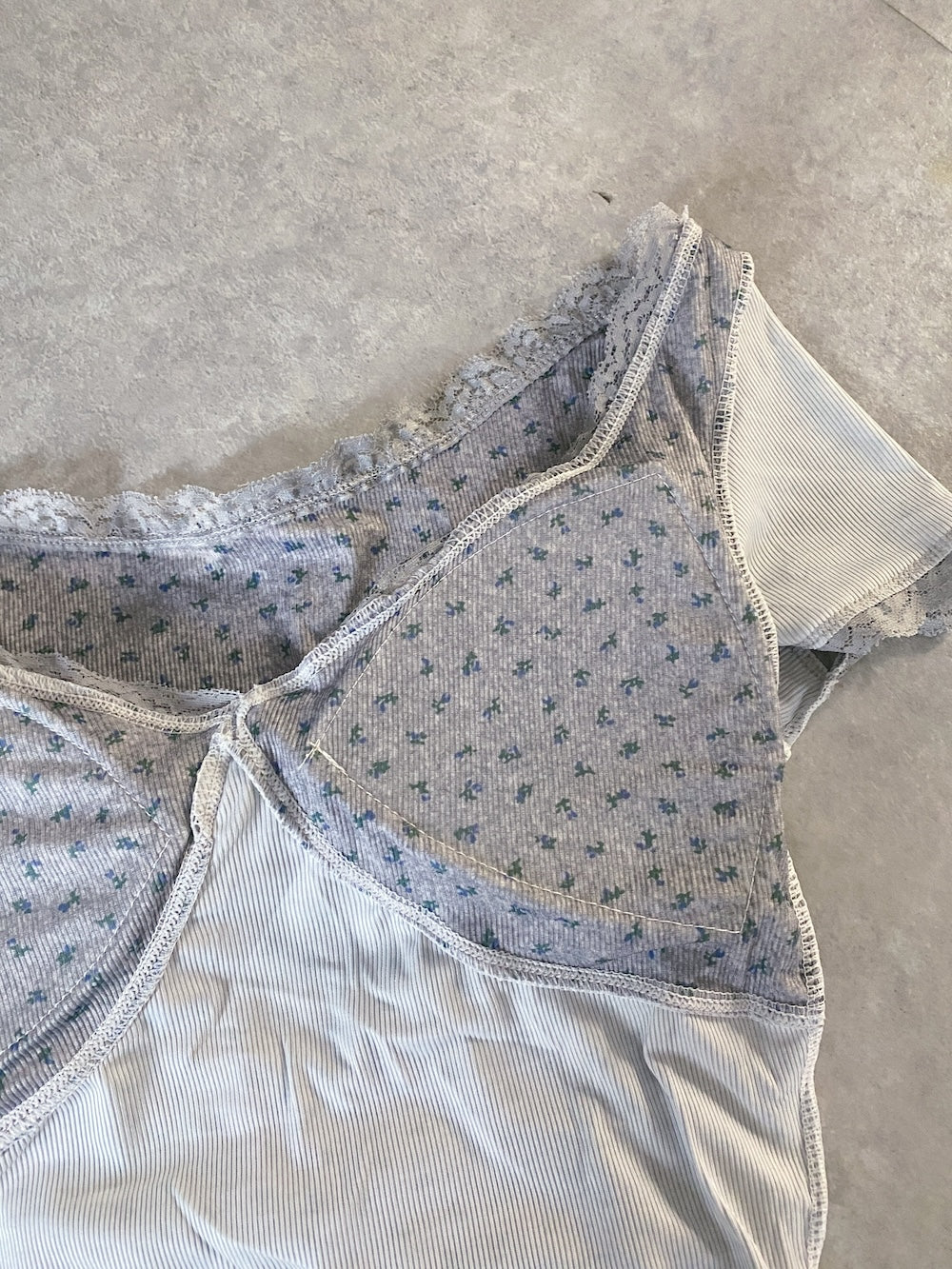 <SL2252608> パッド付き小花柄VネックTシャツ