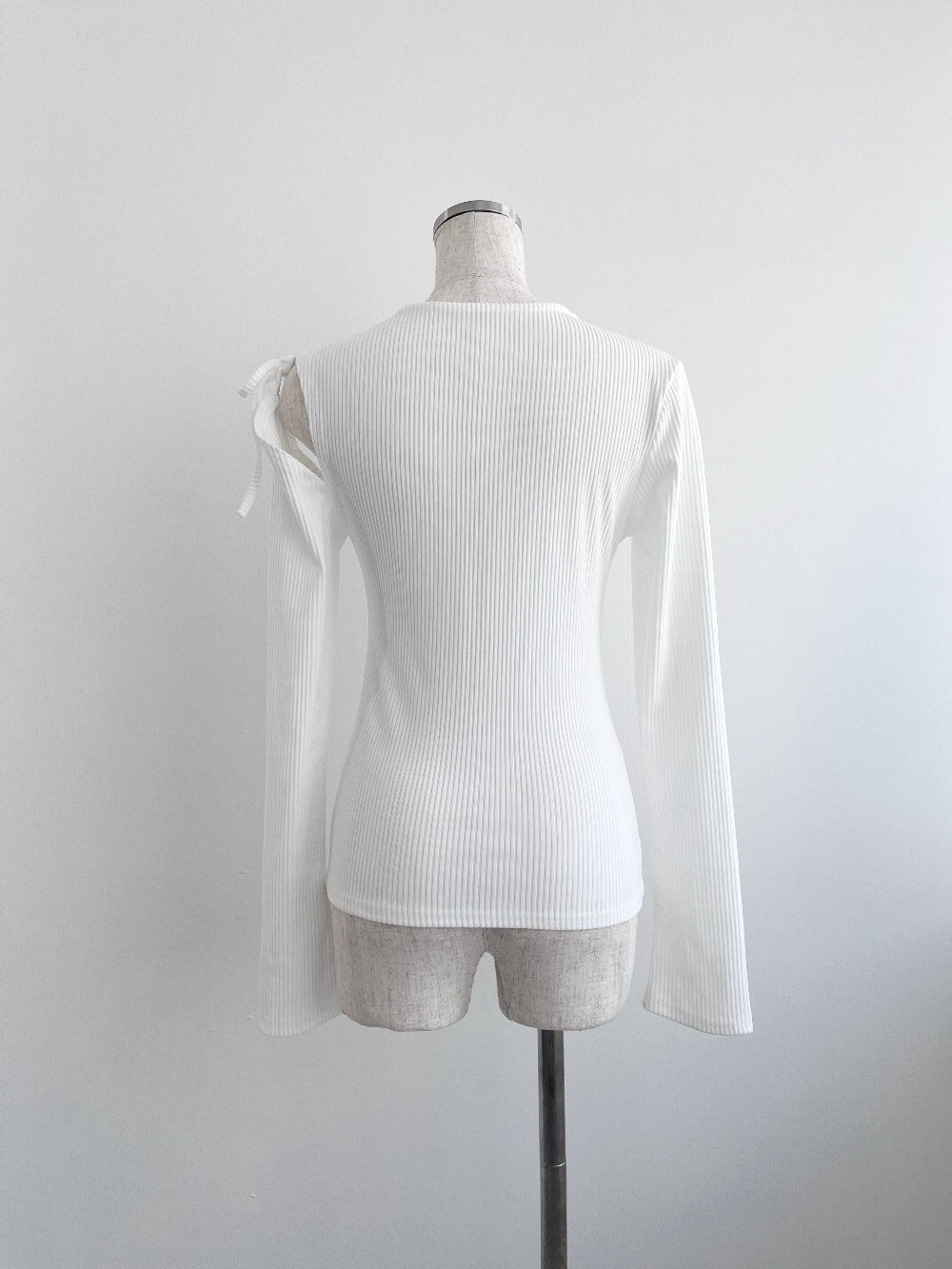 <IT2242401> カットデザインリボントップス