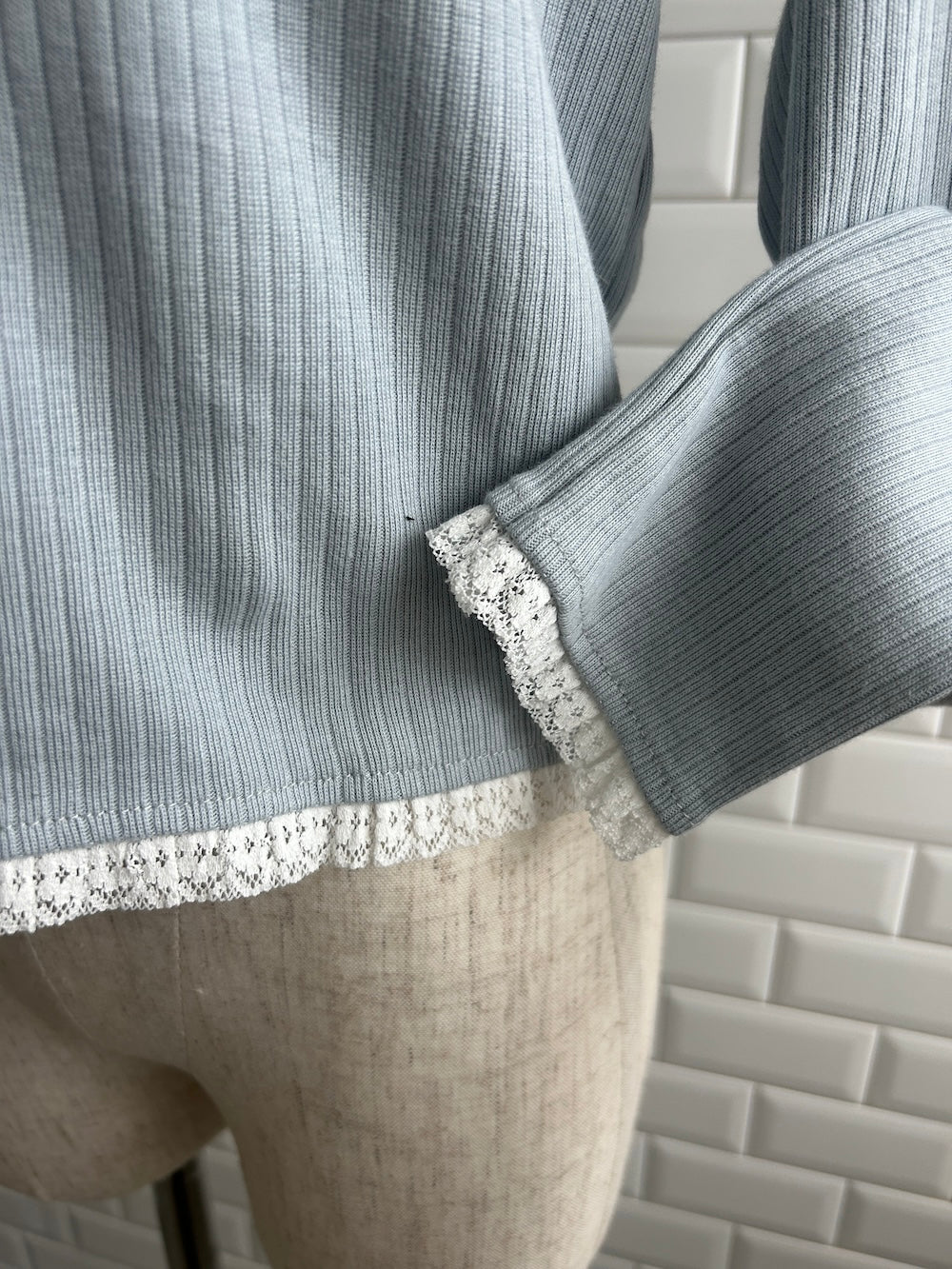 <SL2251658> レースネックシンプルリボントップス