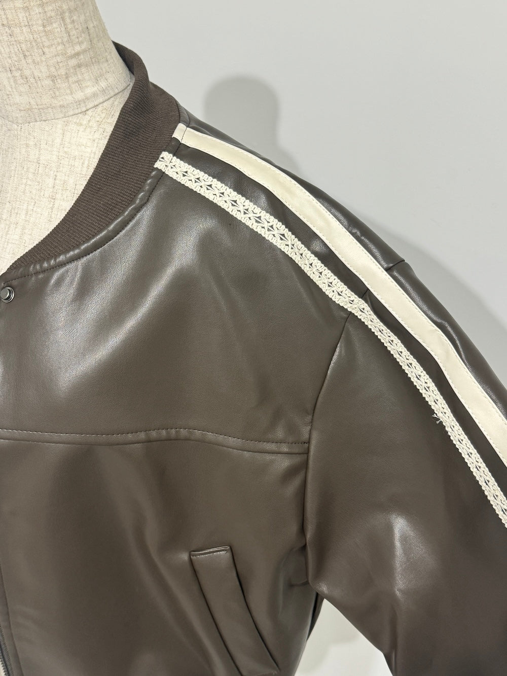 <SL2244604> lace line fake leather jacket