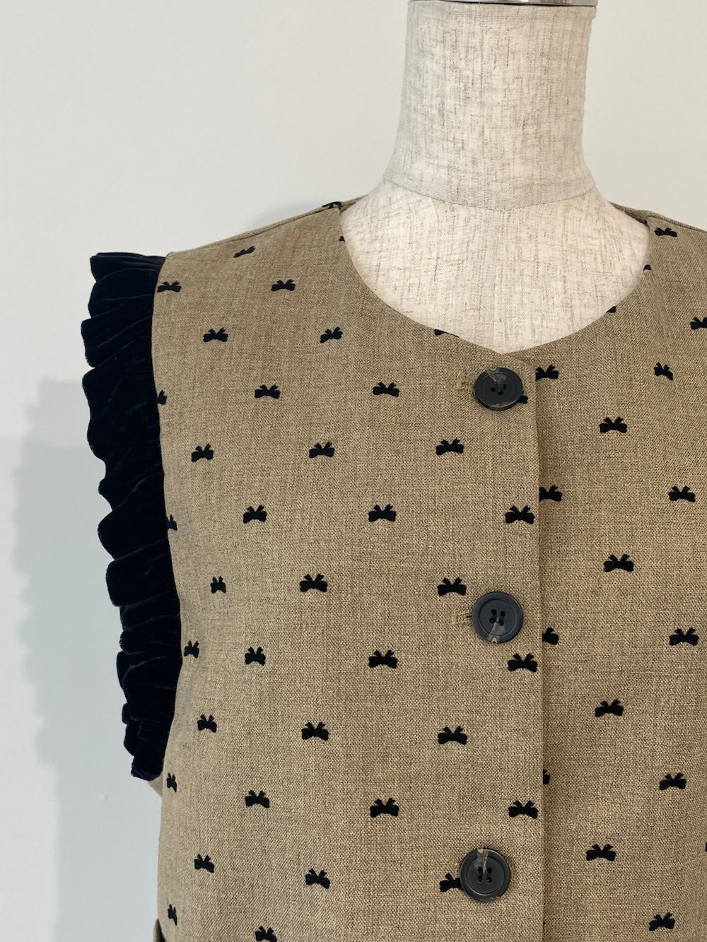 <SL2243665> ribbon dot vintage like vest