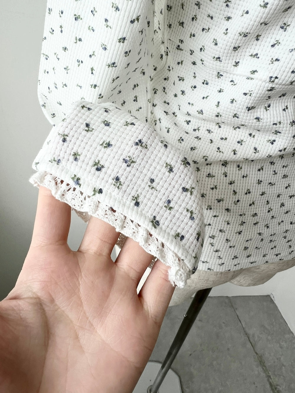 ※ラスト2点!!<SL2251663> レースVネックフラワートップス