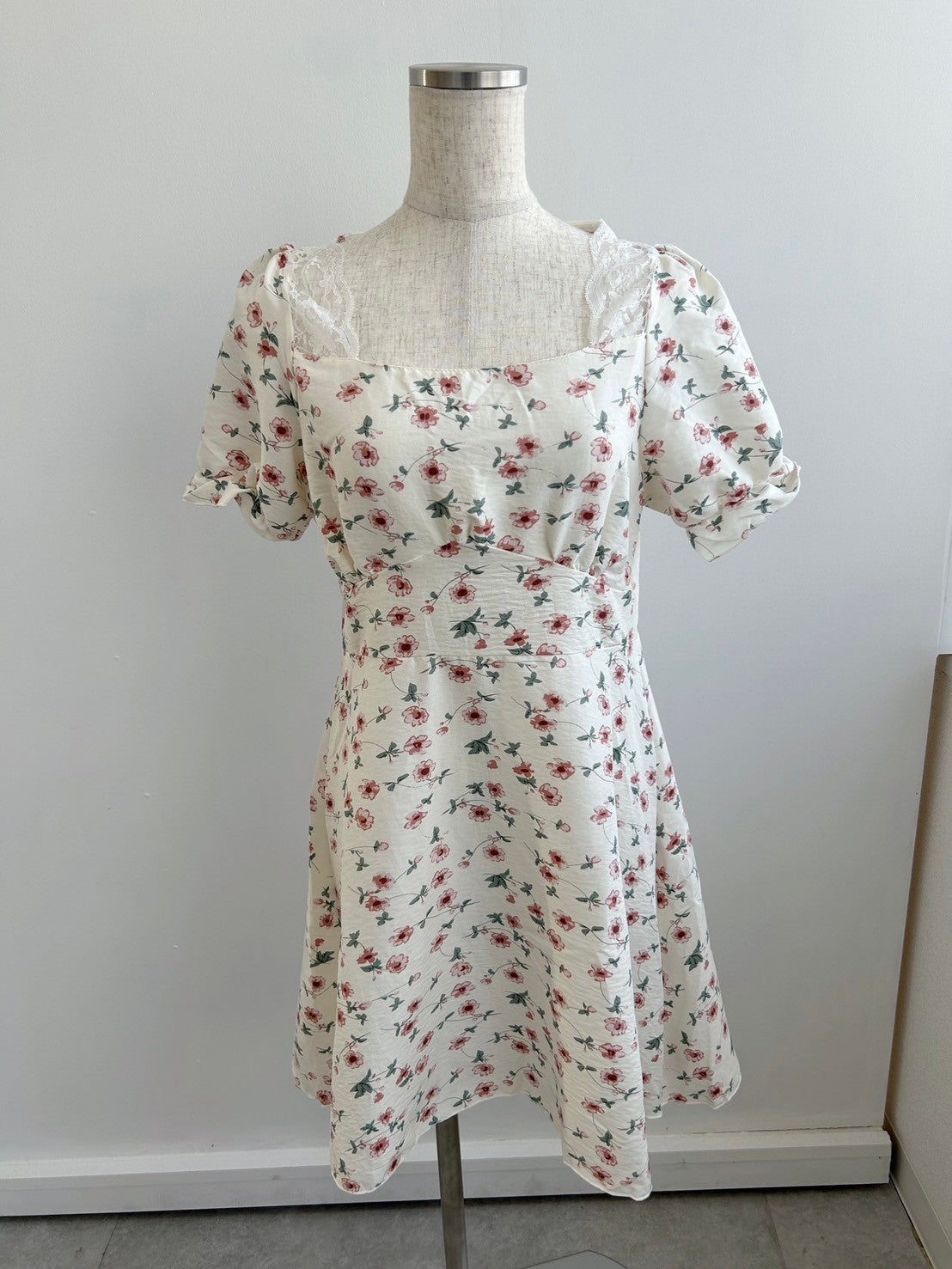 ※ラスト1点! <GR2242511> フラワーミニワンピース