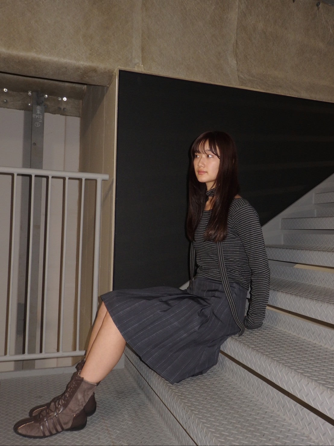 <IN2244717> チョークストライプミディプリーツスカート