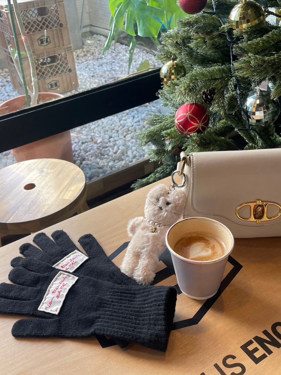 <QU4234202> フィンガーホール刺繍手袋