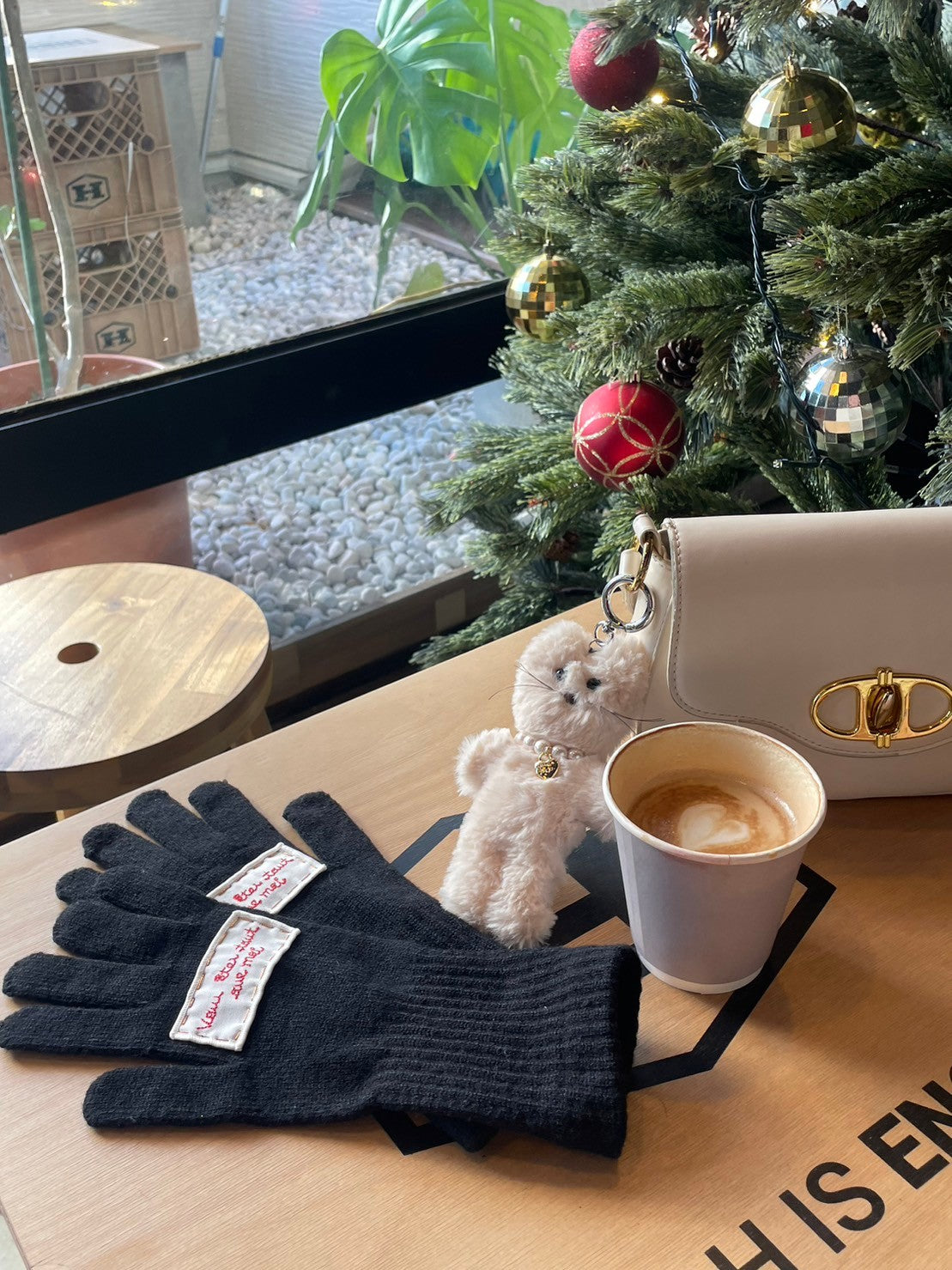 <QU4234202> フィンガーホール刺繍手袋