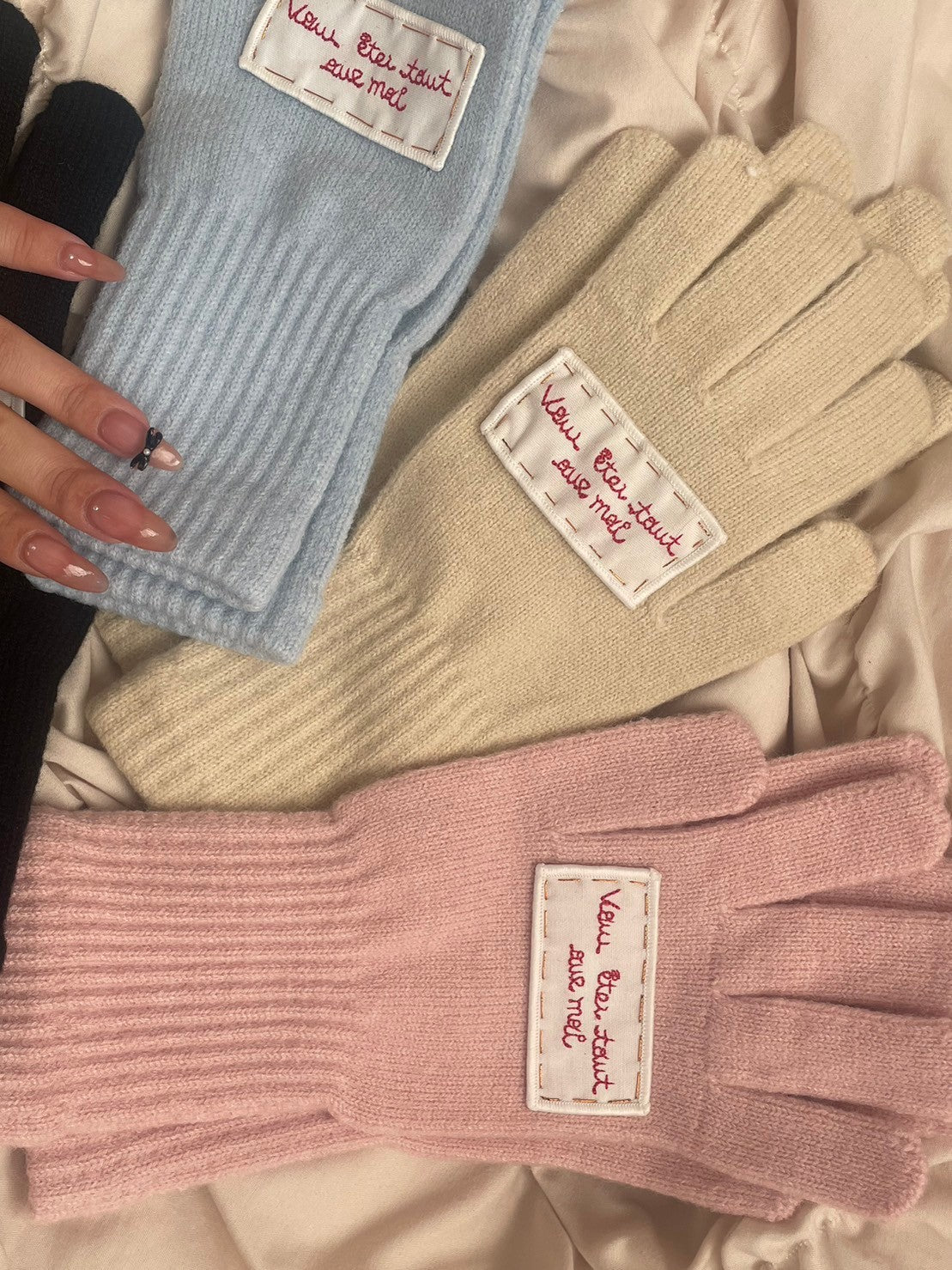 <QU4234202> フィンガーホール刺繍手袋
