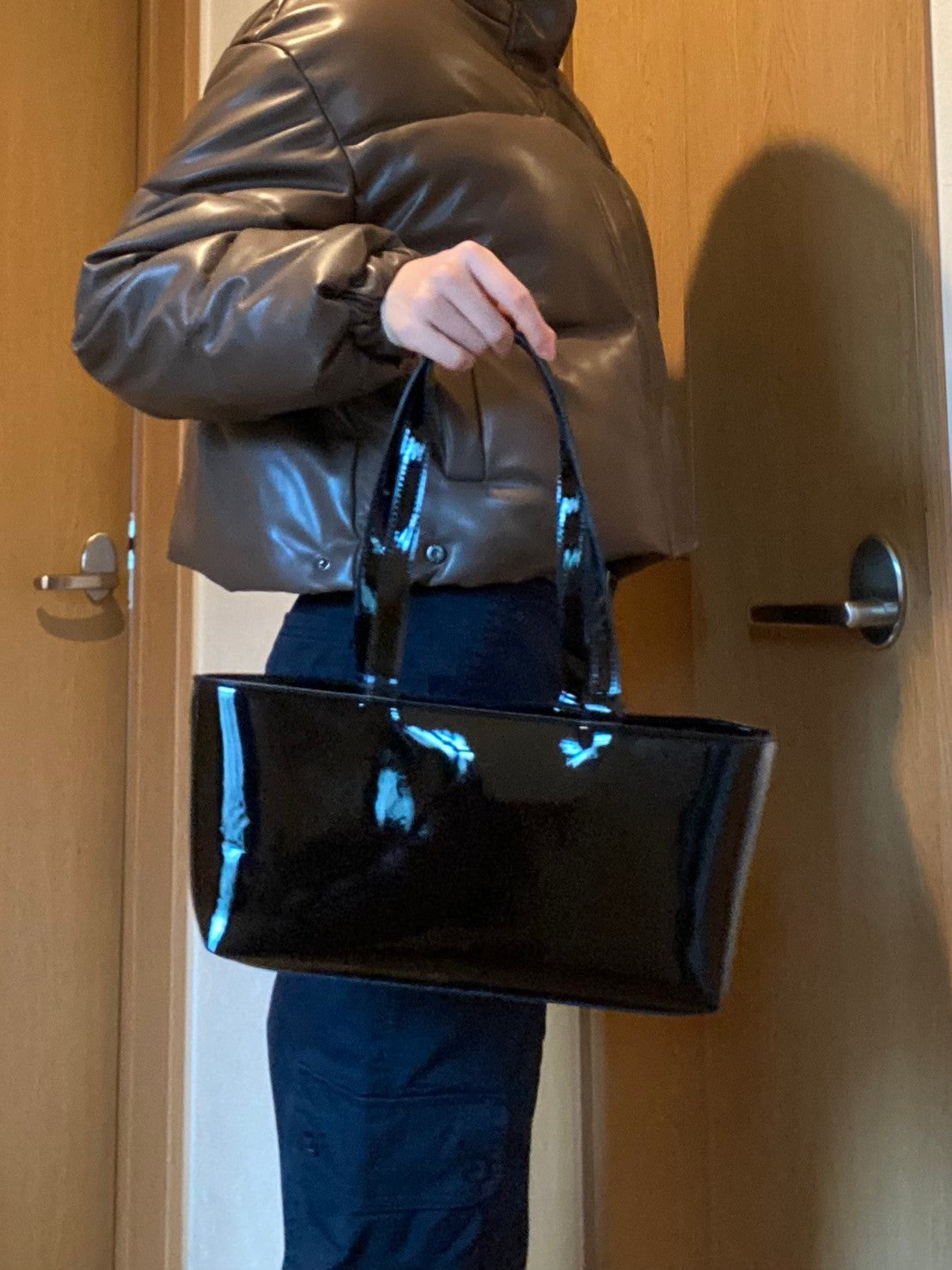 <IN1244702> エナメルボストンバッグ