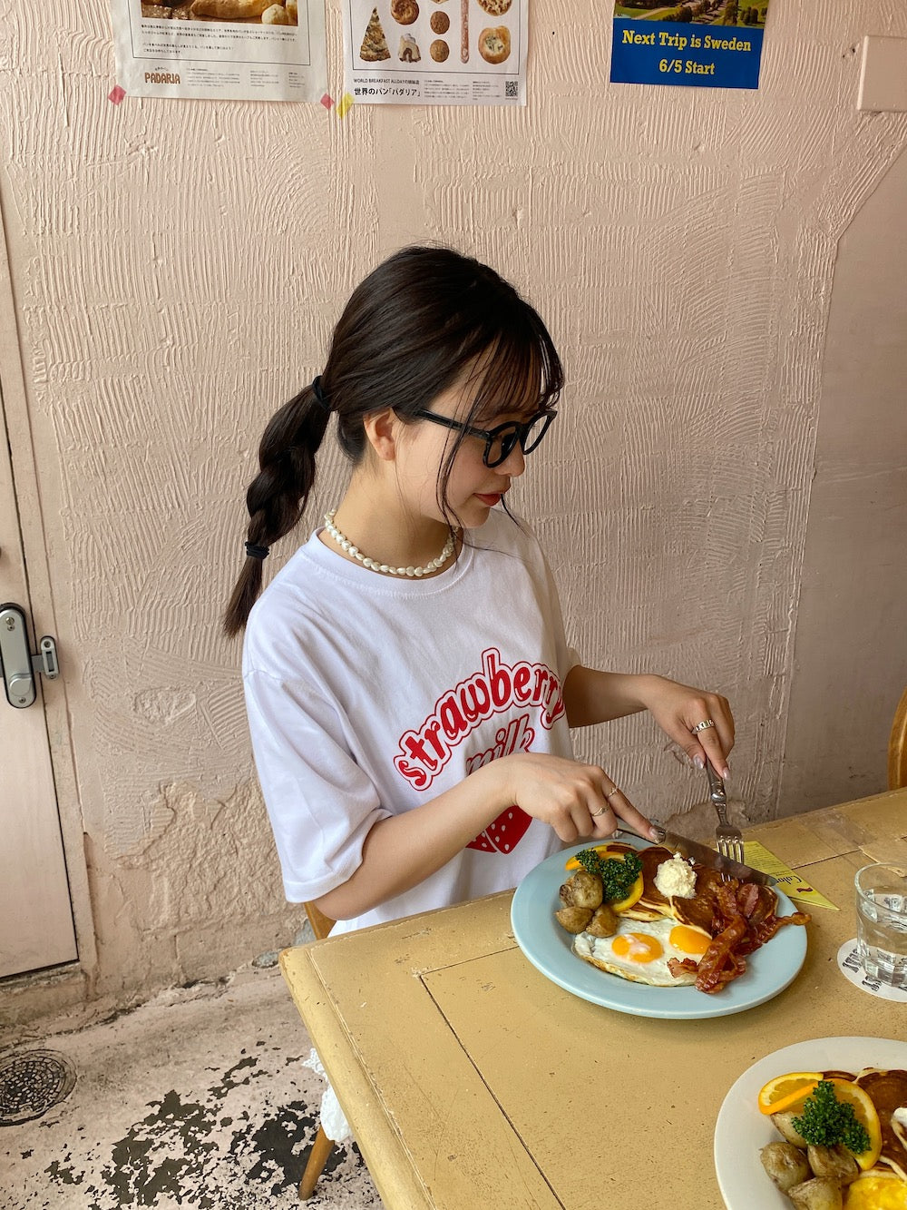 ＜SL2241658＞　strawberry milk tee