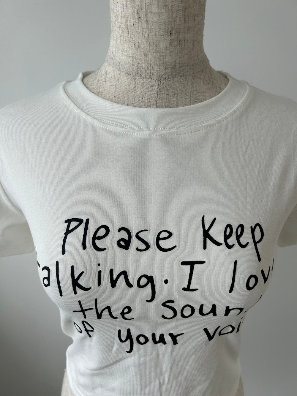 ＜LE2242901＞　ロゴTシャツ