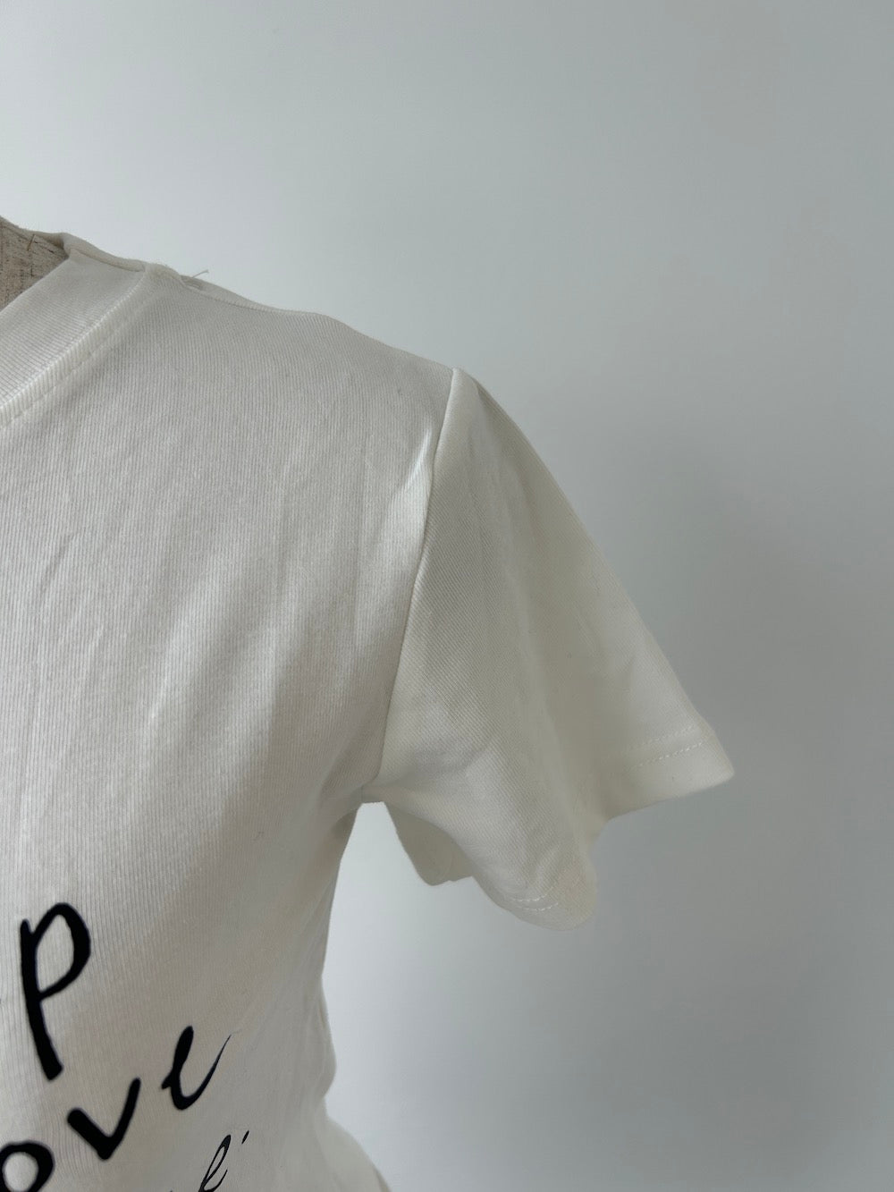 ＜LE2242901＞　ロゴTシャツ