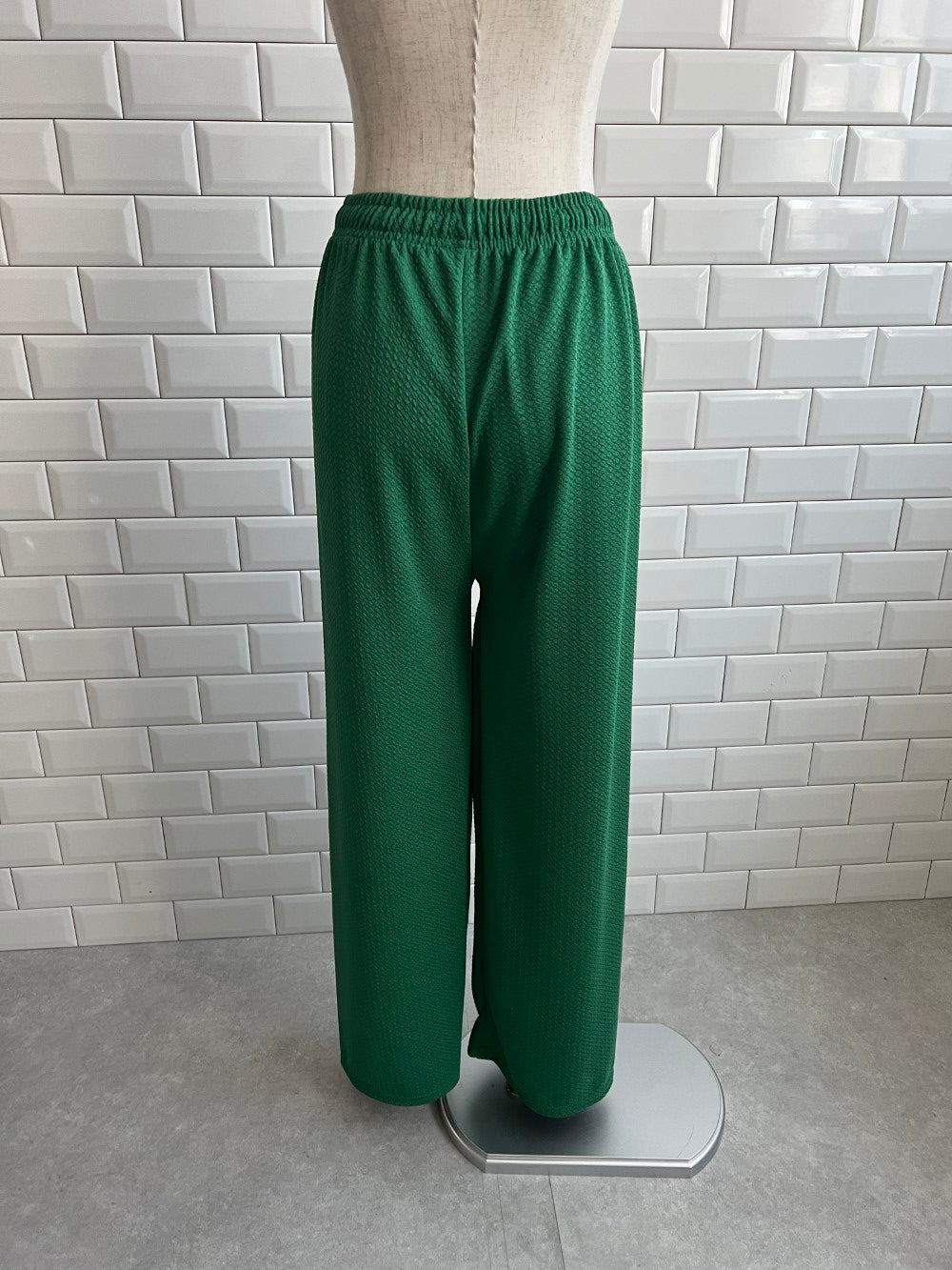 ＜LE2242919＞　ストレートパンツ