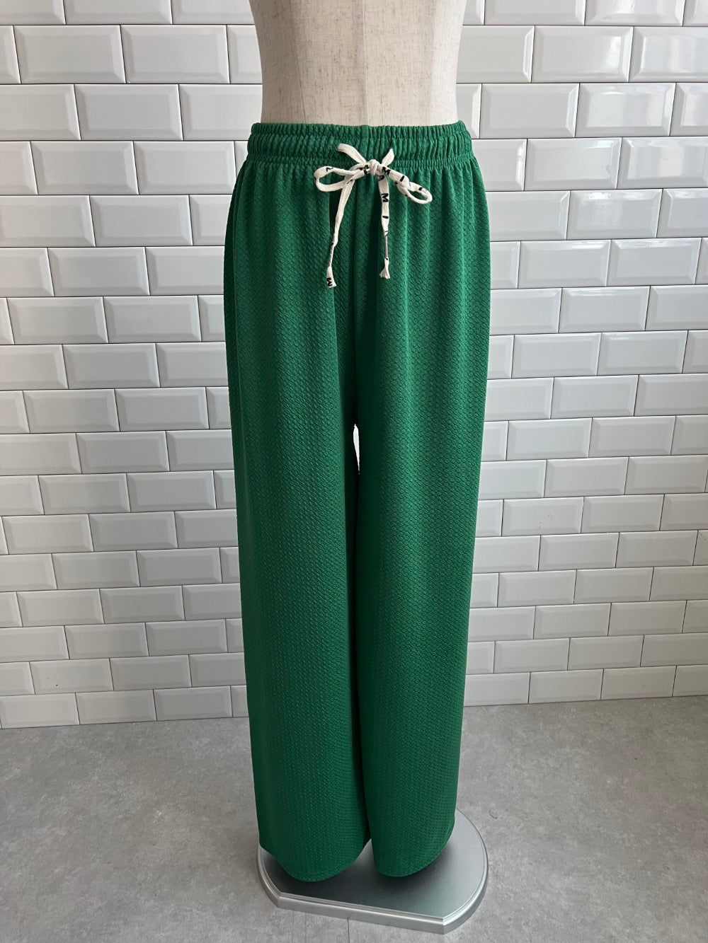 ＜LE2242919＞　ストレートパンツ
