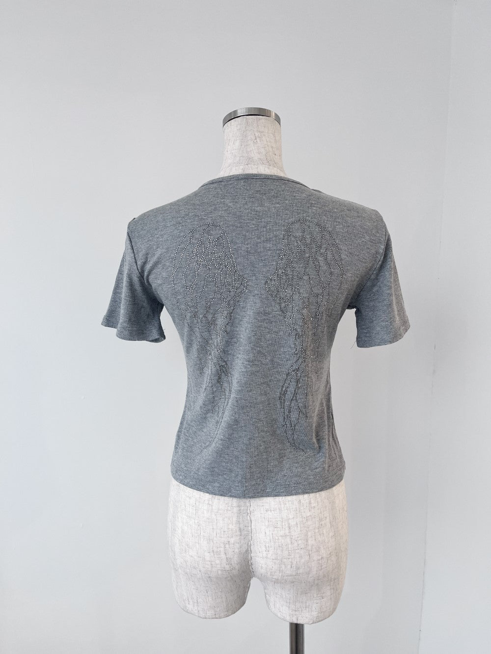 ＜GR2242533＞　バッグウィングデザインTシャツ