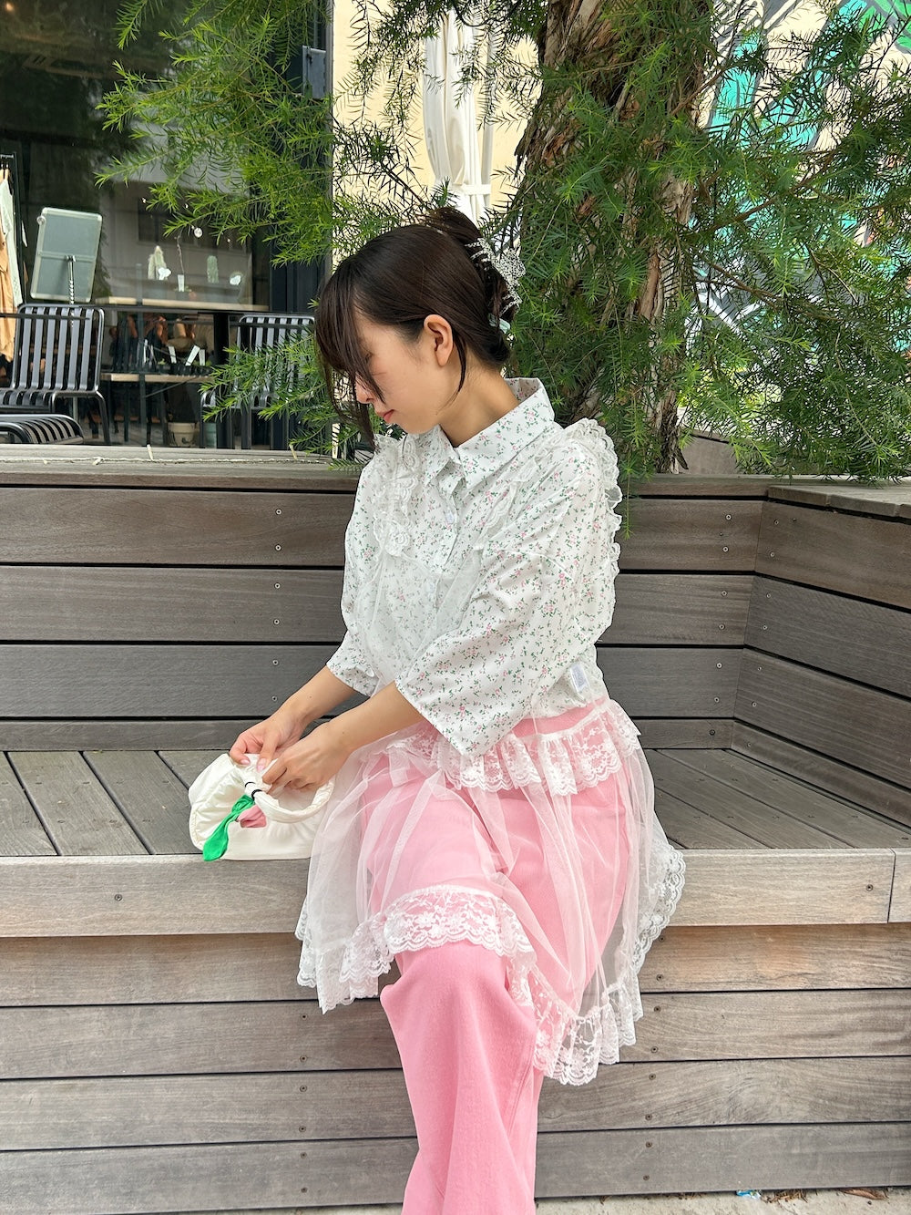 ＜SL2243607＞　フラワールーズシャツ
