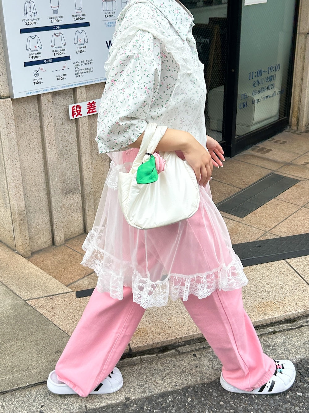 ＜SL2243607＞　フラワールーズシャツ