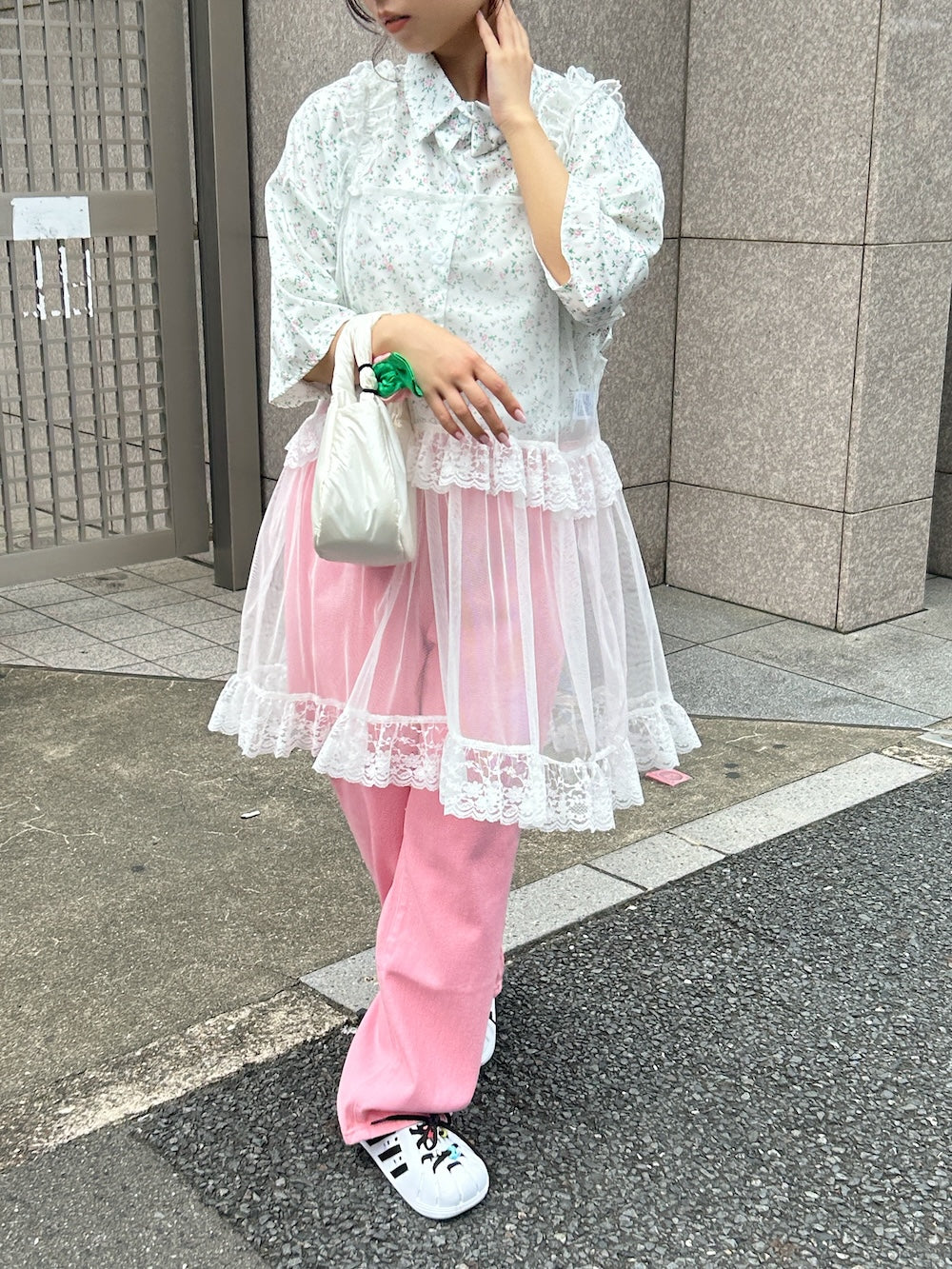 ＜SL2243607＞　フラワールーズシャツ