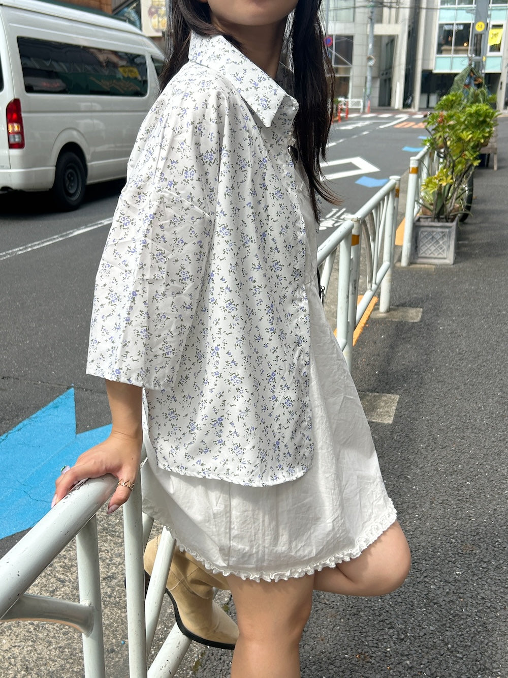 ＜SL2243607＞　フラワールーズシャツ