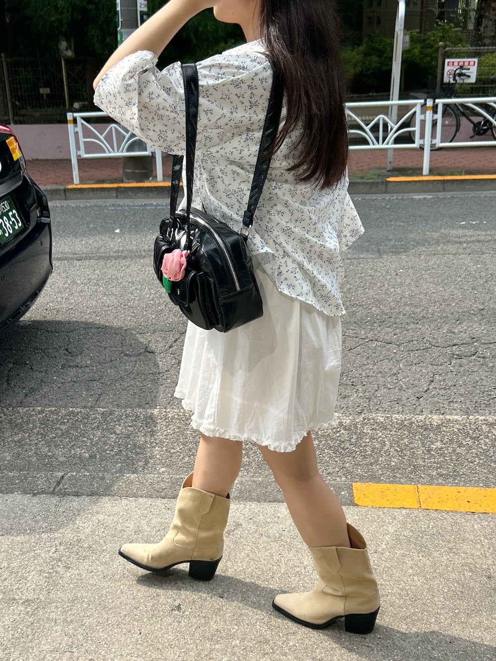 ＜SL2243607＞　フラワールーズシャツ