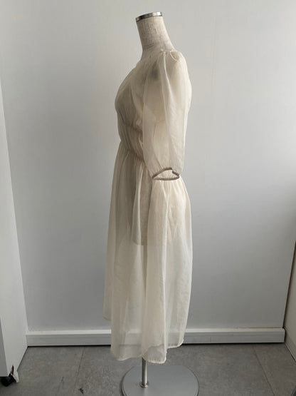 ＜LI2243001＞　シアーパフスリーブワンピース