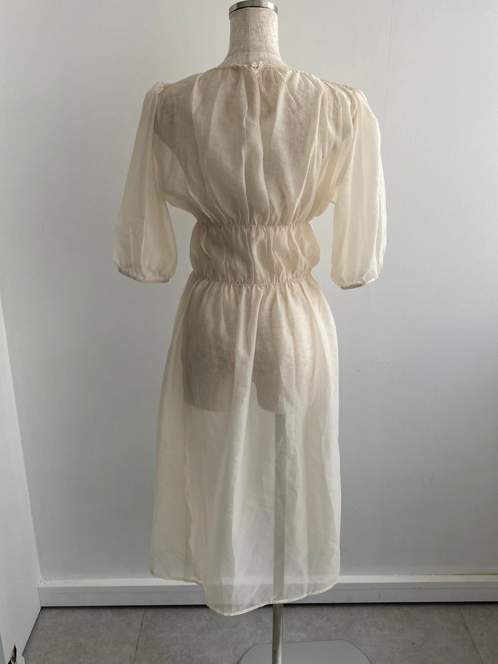 ＜LI2243001＞　シアーパフスリーブワンピース