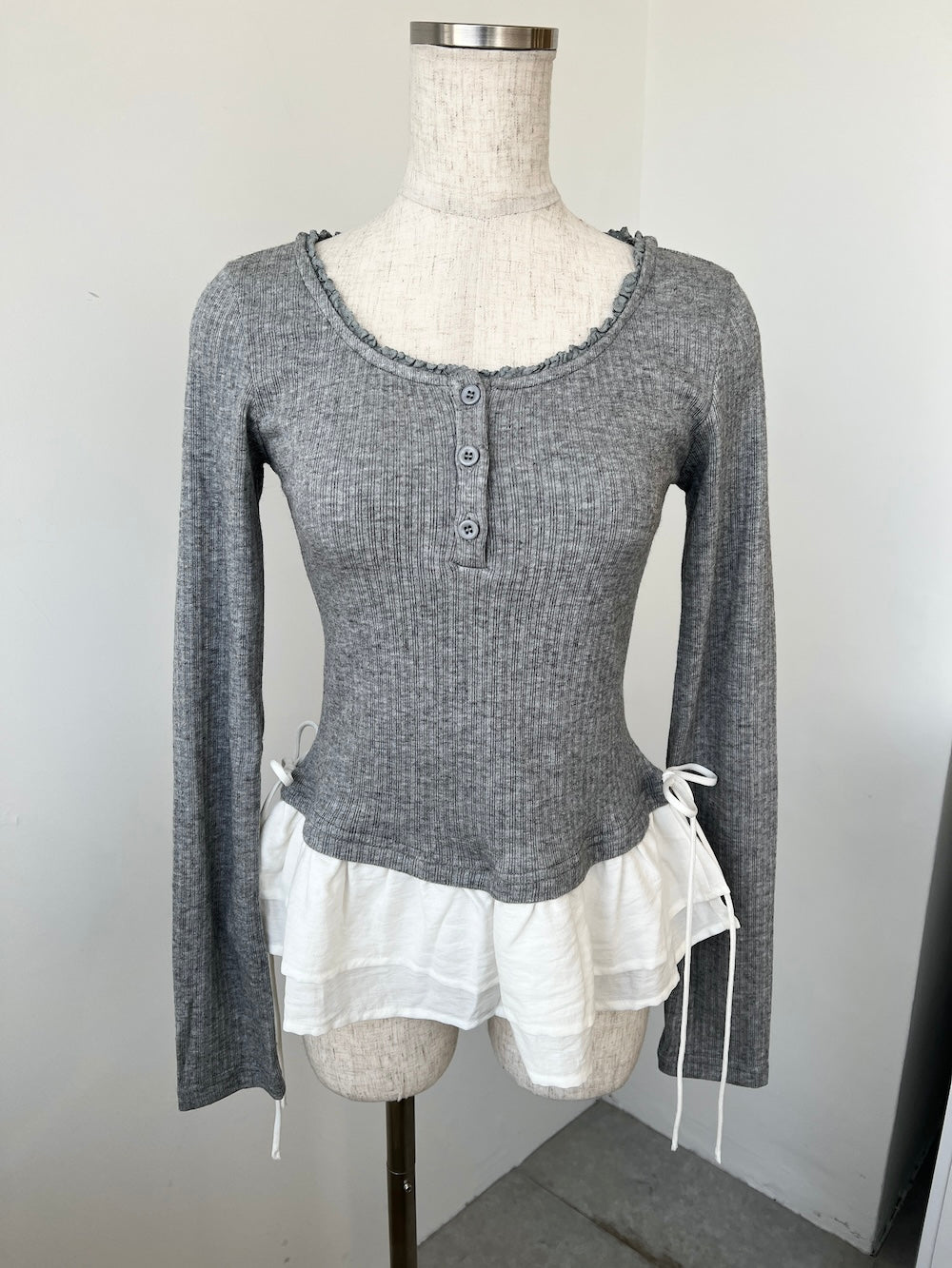 ＜SL2244666＞　ヘンリーネック切り替えフリルチュニック