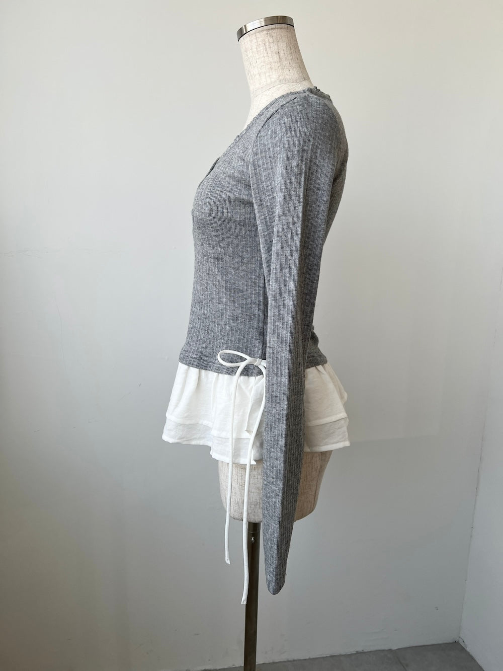 ＜SL2244666＞　ヘンリーネック切り替えフリルチュニック