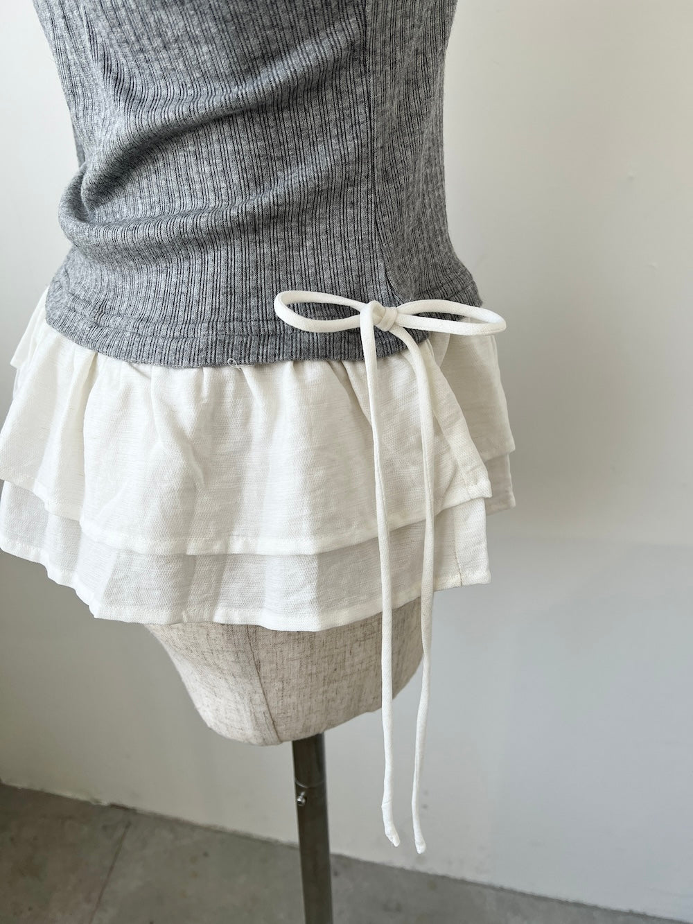 ＜SL2244666＞　ヘンリーネック切り替えフリルチュニック