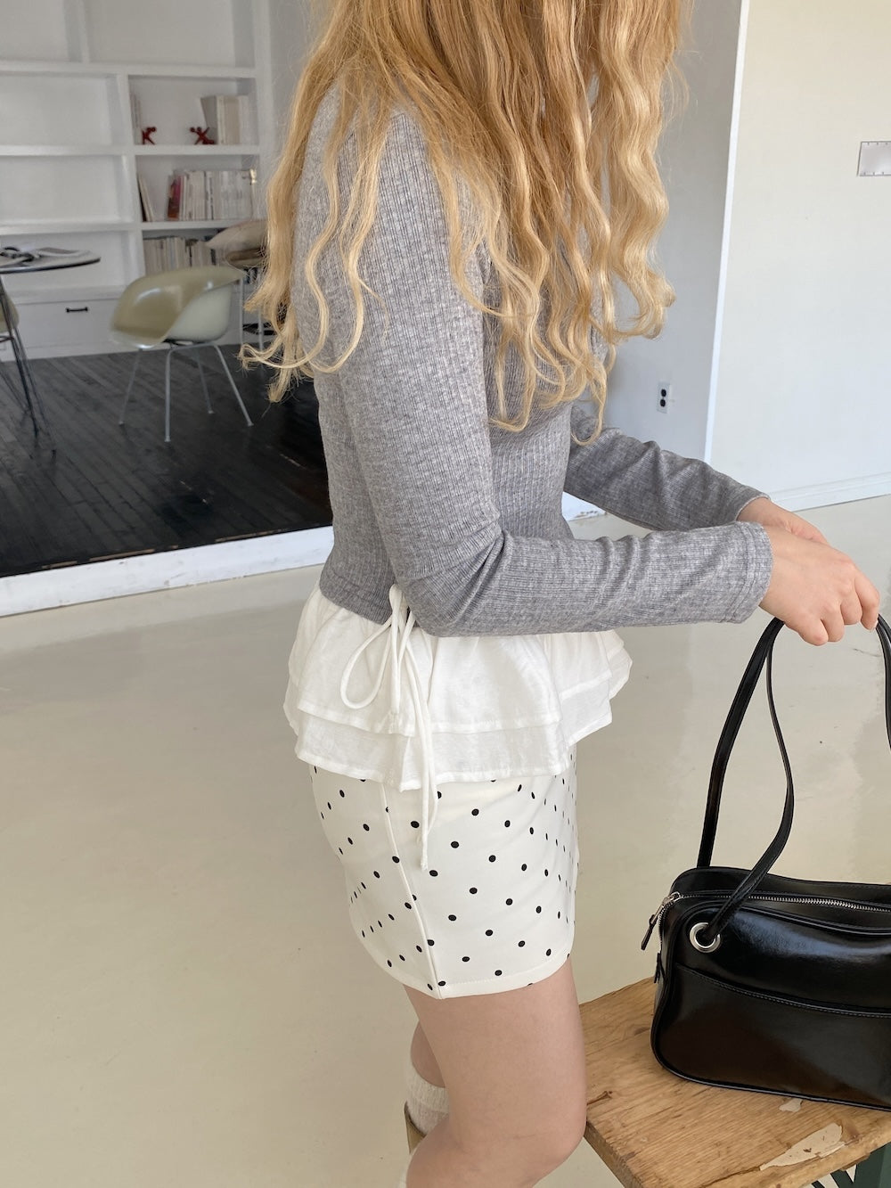 ＜SL2244666＞　ヘンリーネック切り替えフリルチュニック