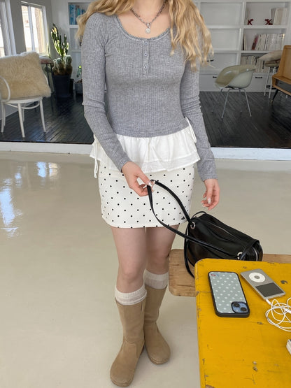 ＜SL2244666＞　ヘンリーネック切り替えフリルチュニック