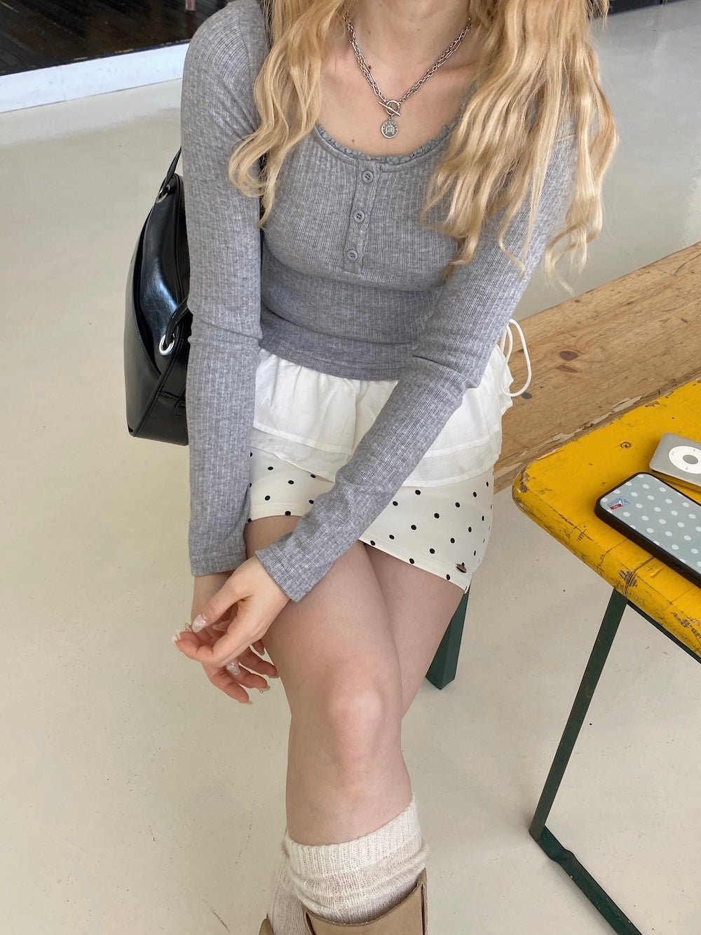 ＜SL2244666＞　ヘンリーネック切り替えフリルチュニック