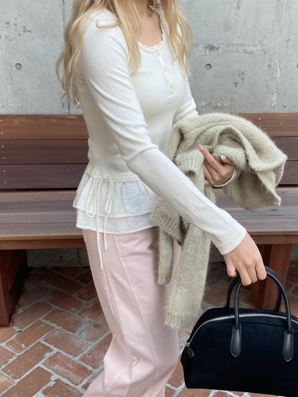＜SL2244666＞　ヘンリーネック切り替えフリルチュニック