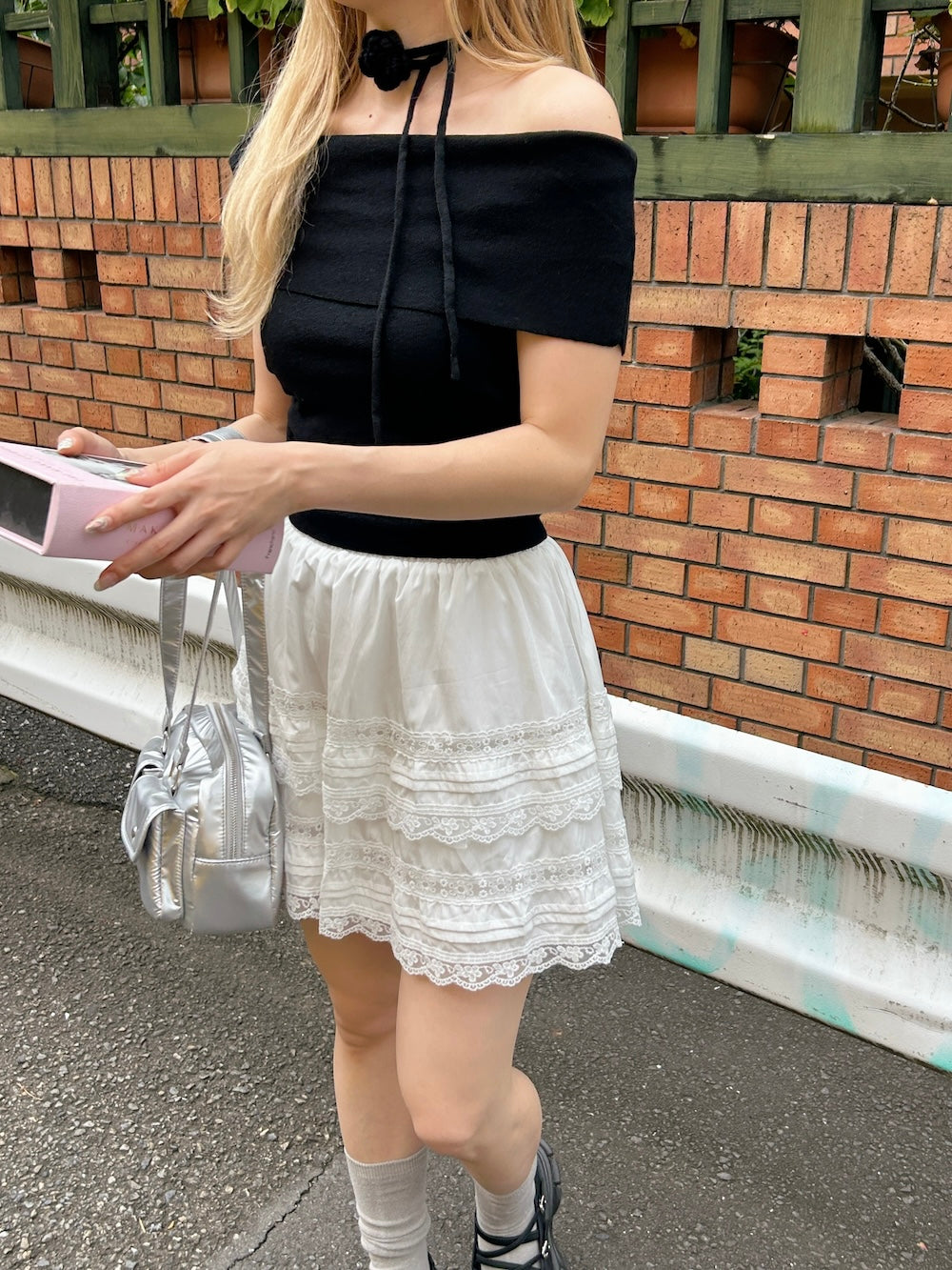 ※残りわずか! ＜SL2242626＞　バラチョーカー付オフショルトップス