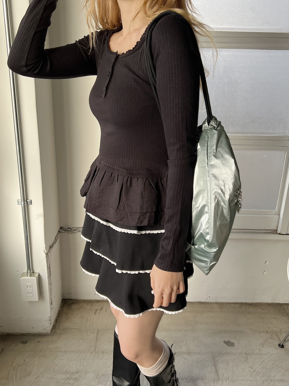 ＜SL2244666＞　ヘンリーネック切り替えフリルチュニック