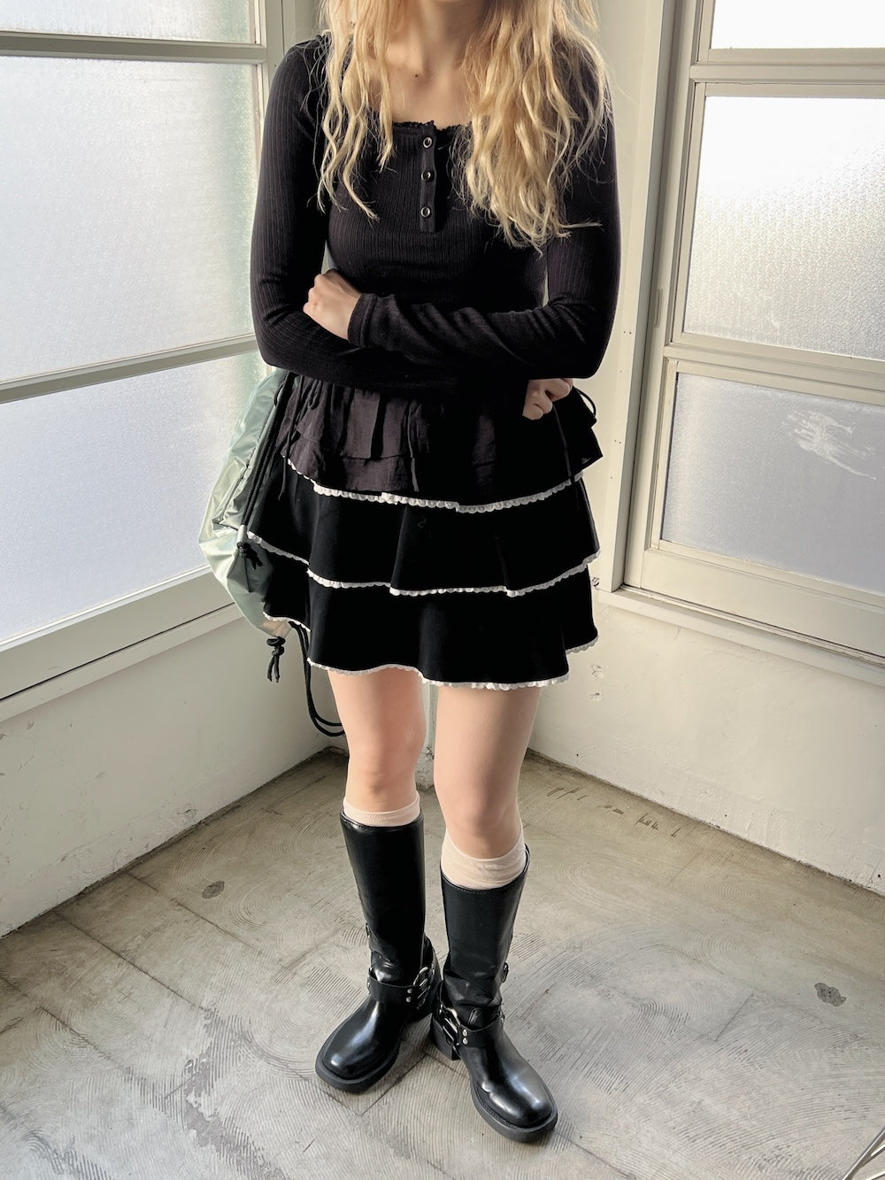 ＜SL2244666＞　ヘンリーネック切り替えフリルチュニック
