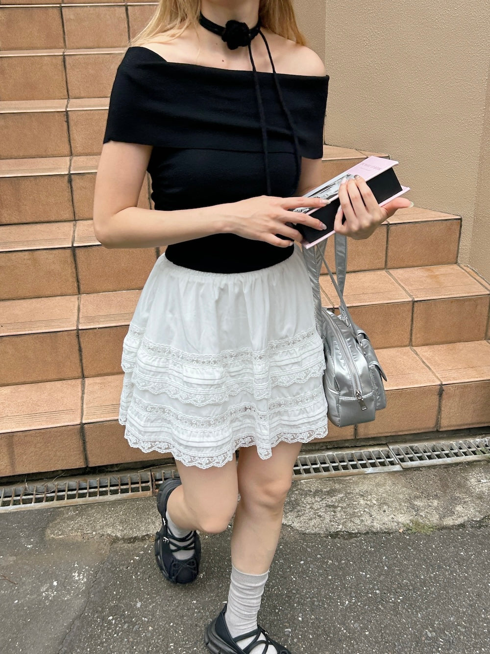 ※残りわずか! ＜SL2242626＞　バラチョーカー付オフショルトップス