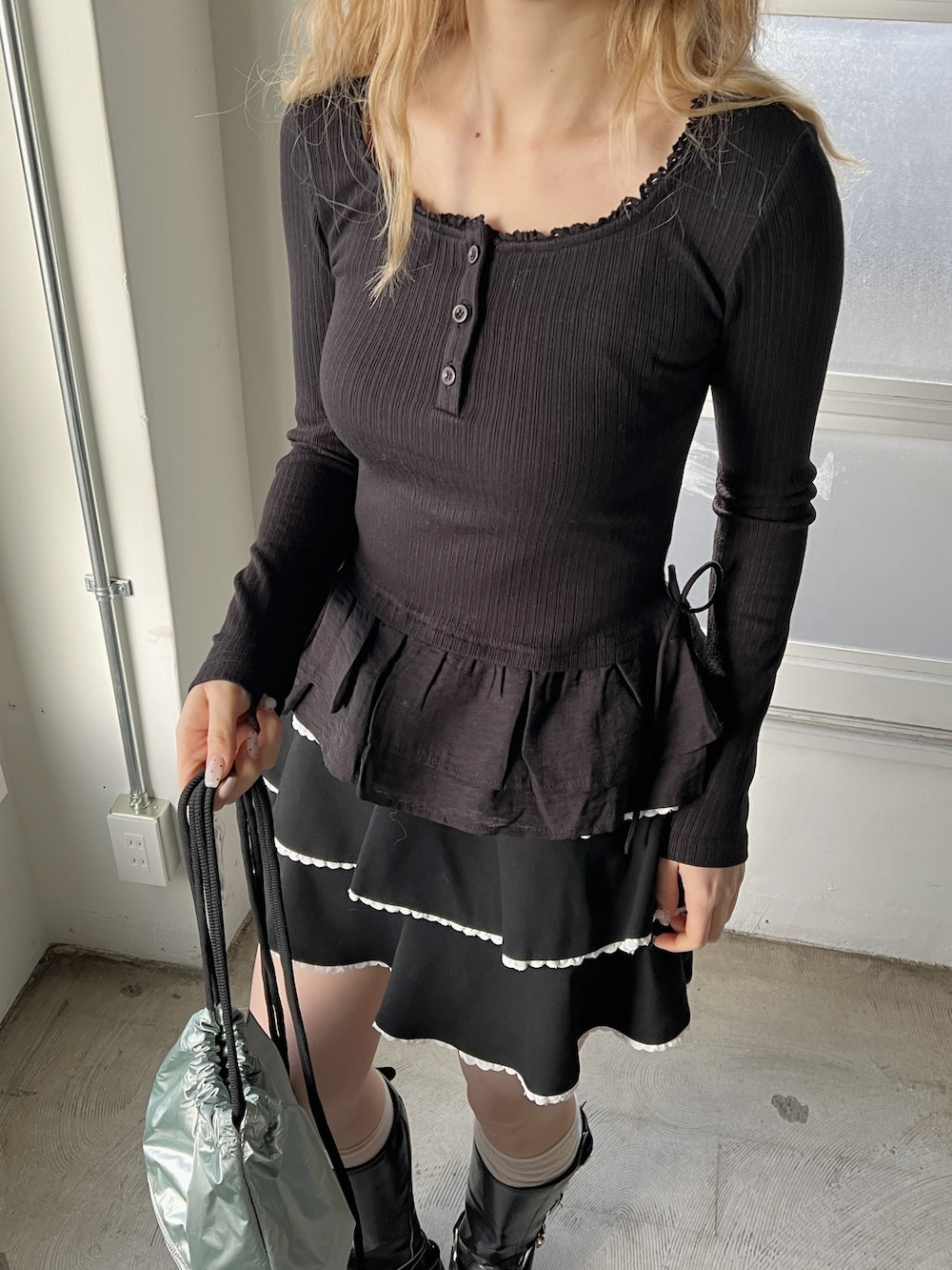 ＜SL2244666＞　ヘンリーネック切り替えフリルチュニック