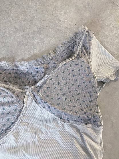＜SL2252608＞　パッド付き小花柄VネックTシャツ