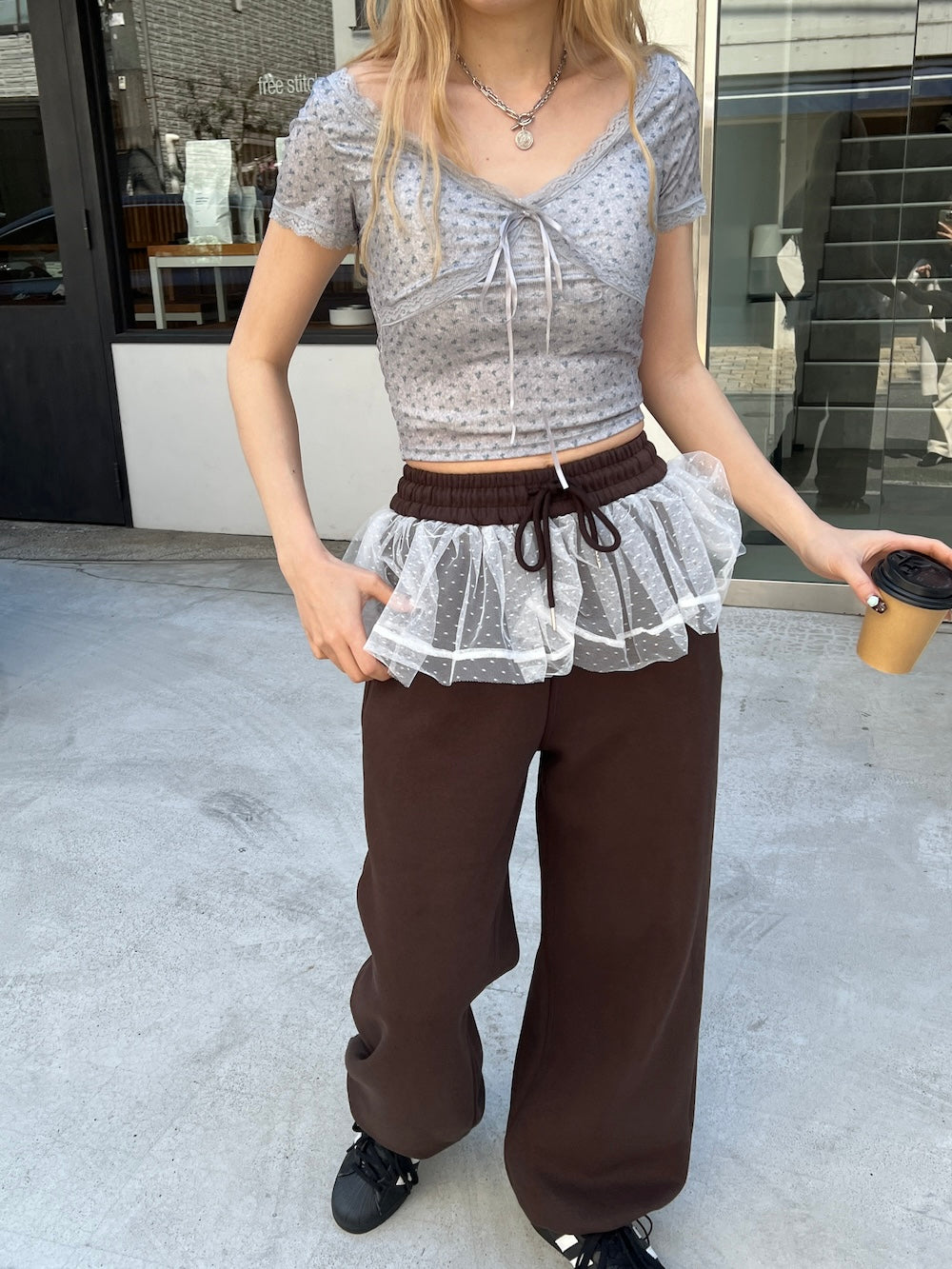 ＜SL2252608＞　パッド付き小花柄VネックTシャツ