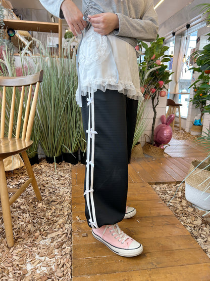 ＜SL2241639＞　リボンフリルエプロンスカート